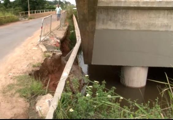 Cabeceira de ponte começa a desabar na RO 135 em Rondônia