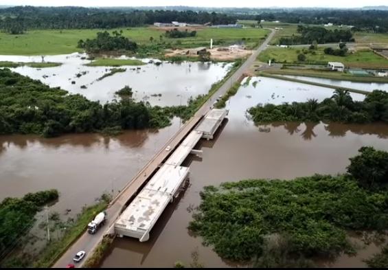 Cabeceira de ponte começa a desabar na RO 135 em Rondônia