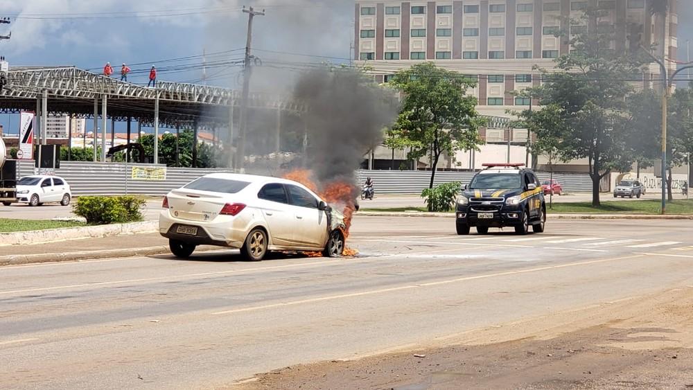 Carro pega fogo na BR-319 em Porto Velho Carro pega fogo na BR-319 em Porto Velho