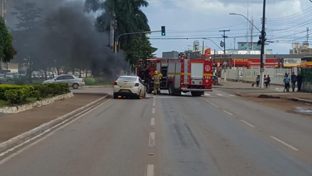 Carro pega fogo na BR-319 em Porto Velho Carro pega fogo na BR-319 em Porto Velho