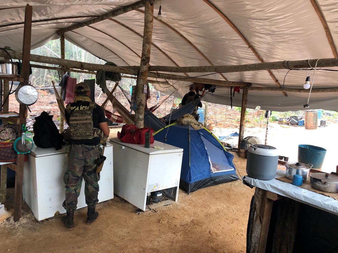 Polícia Federal destrói máquinas em terras indígenas em Rondônia Polícia Federal destrói máquinas em terras indígenas em Rondônia