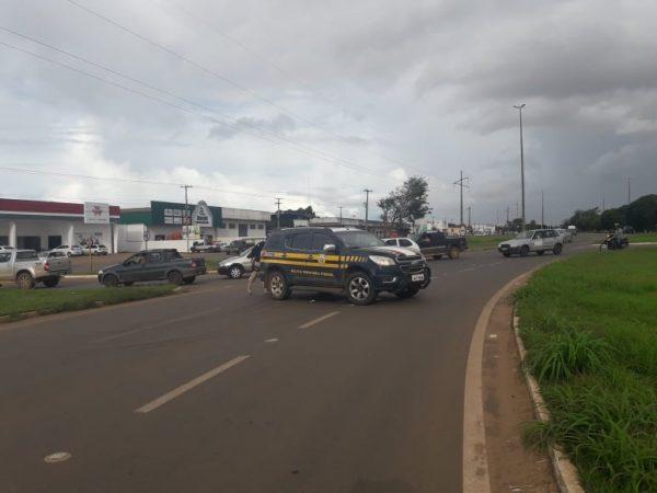 Automóvel e carreta se envolvem em acidente na rotatória da BR-364 Automóvel e carreta se envolvem em acidente na rotatória da BR-364