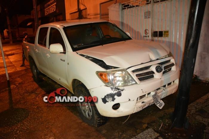 Durante fuga alucinante, assaltantes batem caminhonete roubada, trocam tiros com a PM e fogem pulando dentro de brejo Durante fuga alucinante, assaltantes batem caminhonete roubada, trocam tiros com a PM e fogem pulando dentro de brejo