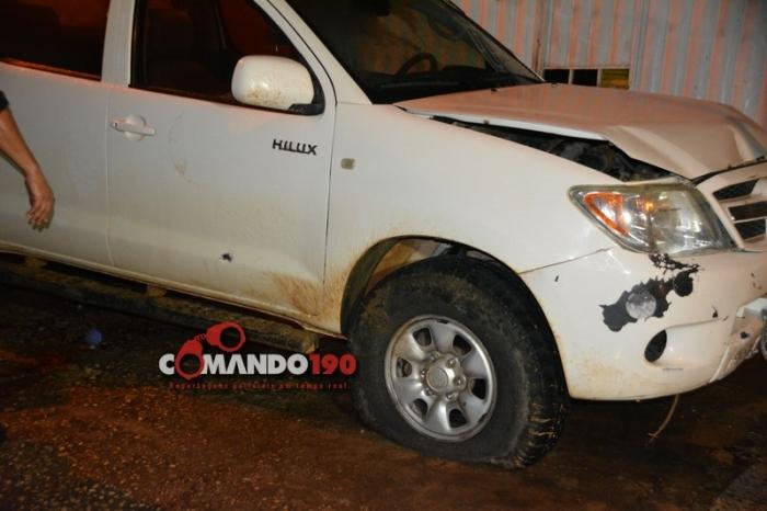 Durante fuga alucinante, assaltantes batem caminhonete roubada, trocam tiros com a PM e fogem pulando dentro de brejo Durante fuga alucinante, assaltantes batem caminhonete roubada, trocam tiros com a PM e fogem pulando dentro de brejo