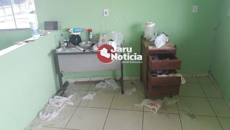 JARU: Policia Militar prende jovem , e acaba com mais um ponto de distribuição de drogas JARU: Policia Militar prende jovem , e acaba com mais um ponto de distribuição de drogas