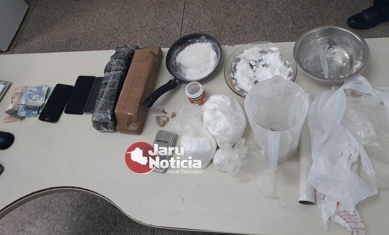 JARU: Policia Militar prende jovem , e acaba com mais um ponto de distribuição de drogas JARU: Policia Militar prende jovem , e acaba com mais um ponto de distribuição de drogas
