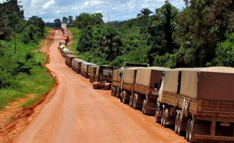 DNIT e exército distribuem água e comida a caminhoneiros na br-163, no sudoeste do Pará