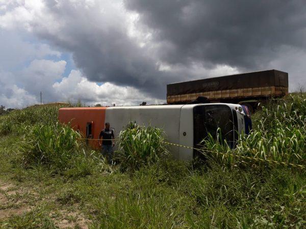 Ônibus com cerca de 60 alunos tomba às margens da BR-364 Ônibus com cerca de 60 alunos tomba às margens da BR-364