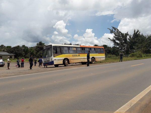 Ônibus com cerca de 60 alunos tomba às margens da BR-364 Ônibus com cerca de 60 alunos tomba às margens da BR-364