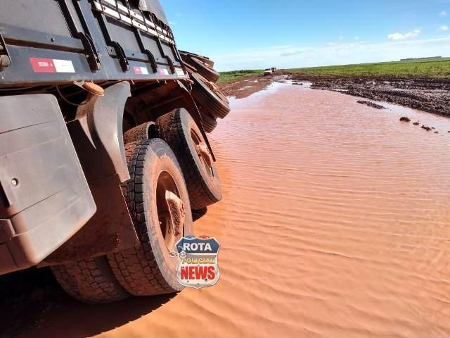 Motorista de Rondônia tomba carreta carregada de grãos em estrada de chão no Mato Grosso Motorista de Rondônia tomba carreta carregada de grãos em estrada de chão no Mato Grosso