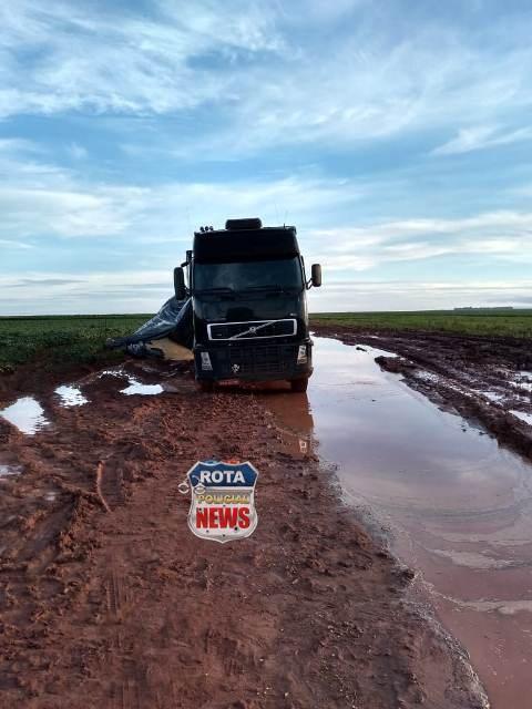 Motorista de Rondônia tomba carreta carregada de grãos em estrada de chão no Mato Grosso Motorista de Rondônia tomba carreta carregada de grãos em estrada de chão no Mato Grosso