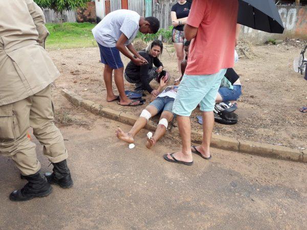 Mulher é conduzida ao hospital com suspeita de fraturas após colisão contra carro no São José
