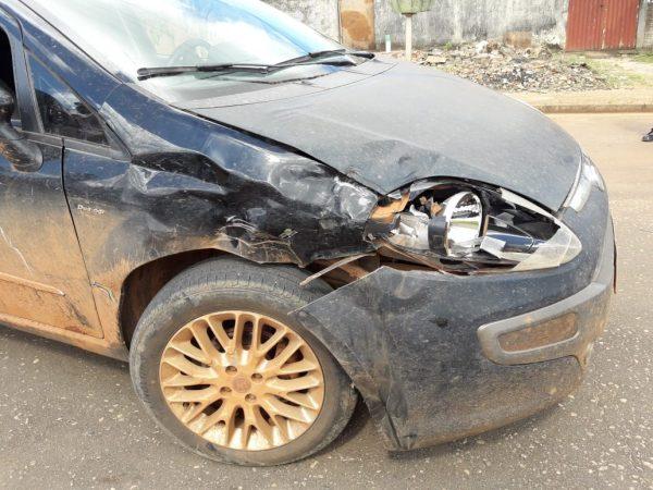 Mulher é conduzida ao hospital com suspeita de fraturas após colisão contra carro no São José