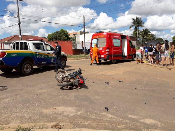 Mulher é conduzida ao hospital com suspeita de fraturas após colisão contra carro no São José