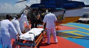 Mulher é resgatada de helicóptero após cair de paramotor em Porto de Galinhas