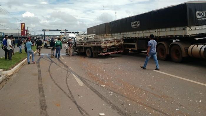 CaminhÃ£o F-4000 perde freio e motorista arrisca sua prÃ³pria vida se jogando na frente de carreta
