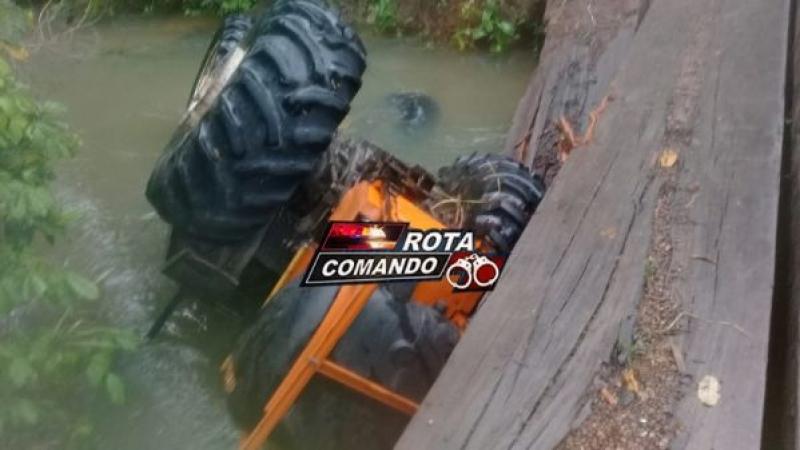 São Francisco do Guaporé - Vítima fatal por afogamento fica preso as ferragens após prancha de ponte quebrar e trator ficar submerso em rio.