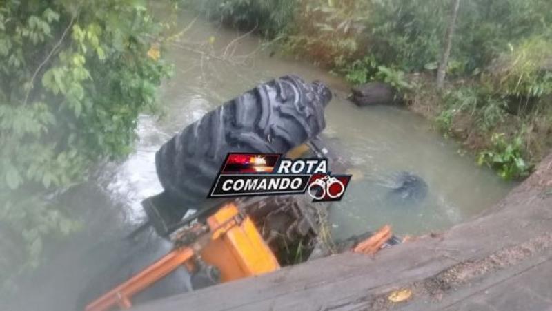 São Francisco do Guaporé - Vítima fatal por afogamento fica preso as ferragens após prancha de ponte quebrar e trator ficar submerso em rio.