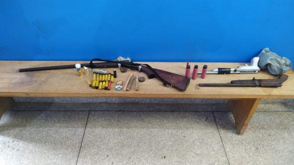 Polícia apreende armas de fogo e motosserras durante reintegração de posse; três pessoas foram conduzidas à delegacia Polícia apreende armas de fogo e motosserras durante reintegração de posse; três pessoas foram conduzidas à delegacia