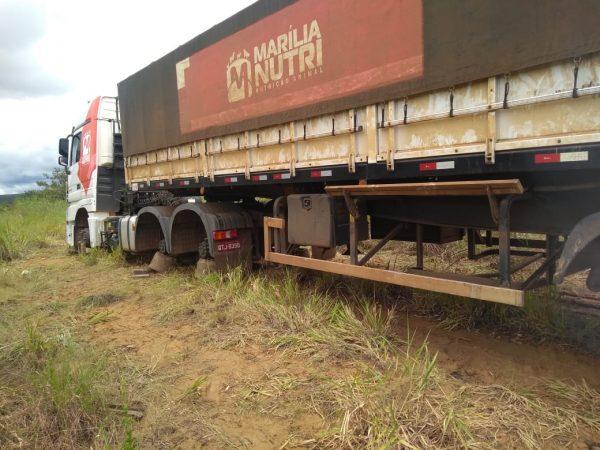 BR-364: ladrões atacam caminhoneiros, roubam pneus e deixam carretas no toco BR-364: ladrões atacam caminhoneiros, roubam pneus e deixam carretas no toco