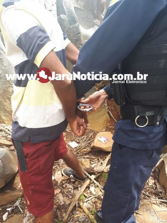 Jaru: Após bater veículo dois são conduzidos pela PM por suspeita de furto. Jaru: Após bater veículo dois são conduzidos pela PM por suspeita de furto.