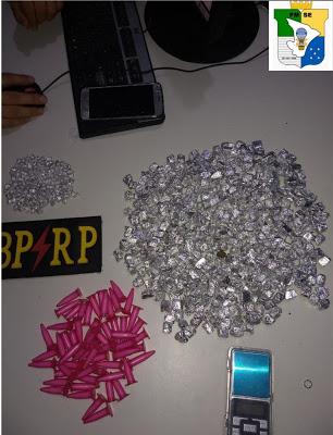 BATALHÃO DE RADIOPATRULHA PRENDE DUPLA POR TRÁFICO DE DROGAS NO BAIRRO PONTO NOVO E APREENDE 446 PAPELOTES DE MACONHA, 57 PINOS DE COCAÍNA, 145 PEDRAS DE CRACK, ALÉM DE BALANÇA DE PRECISÃO. BATALHÃO DE RADIOPATRULHA PRENDE DUPLA POR TRÁFICO DE DROGAS NO BAIRRO PONTO NOVO E APREENDE 446 PAPELOTES DE MACONHA, 57 PINOS DE COCAÍNA, 145 PEDRAS DE CRACK, ALÉM DE BALANÇA DE PRECISÃO.