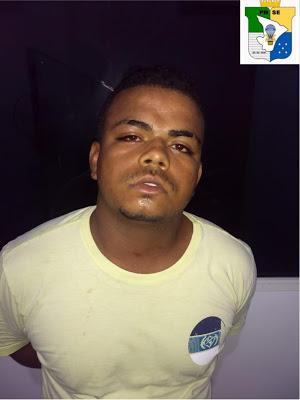 BATALHÃO DE RADIOPATRULHA PRENDE DUPLA POR TRÁFICO DE DROGAS NO BAIRRO PONTO NOVO E APREENDE 446 PAPELOTES DE MACONHA, 57 PINOS DE COCAÍNA, 145 PEDRAS DE CRACK, ALÉM DE BALANÇA DE PRECISÃO. BATALHÃO DE RADIOPATRULHA PRENDE DUPLA POR TRÁFICO DE DROGAS NO BAIRRO PONTO NOVO E APREENDE 446 PAPELOTES DE MACONHA, 57 PINOS DE COCAÍNA, 145 PEDRAS DE CRACK, ALÉM DE BALANÇA DE PRECISÃO.