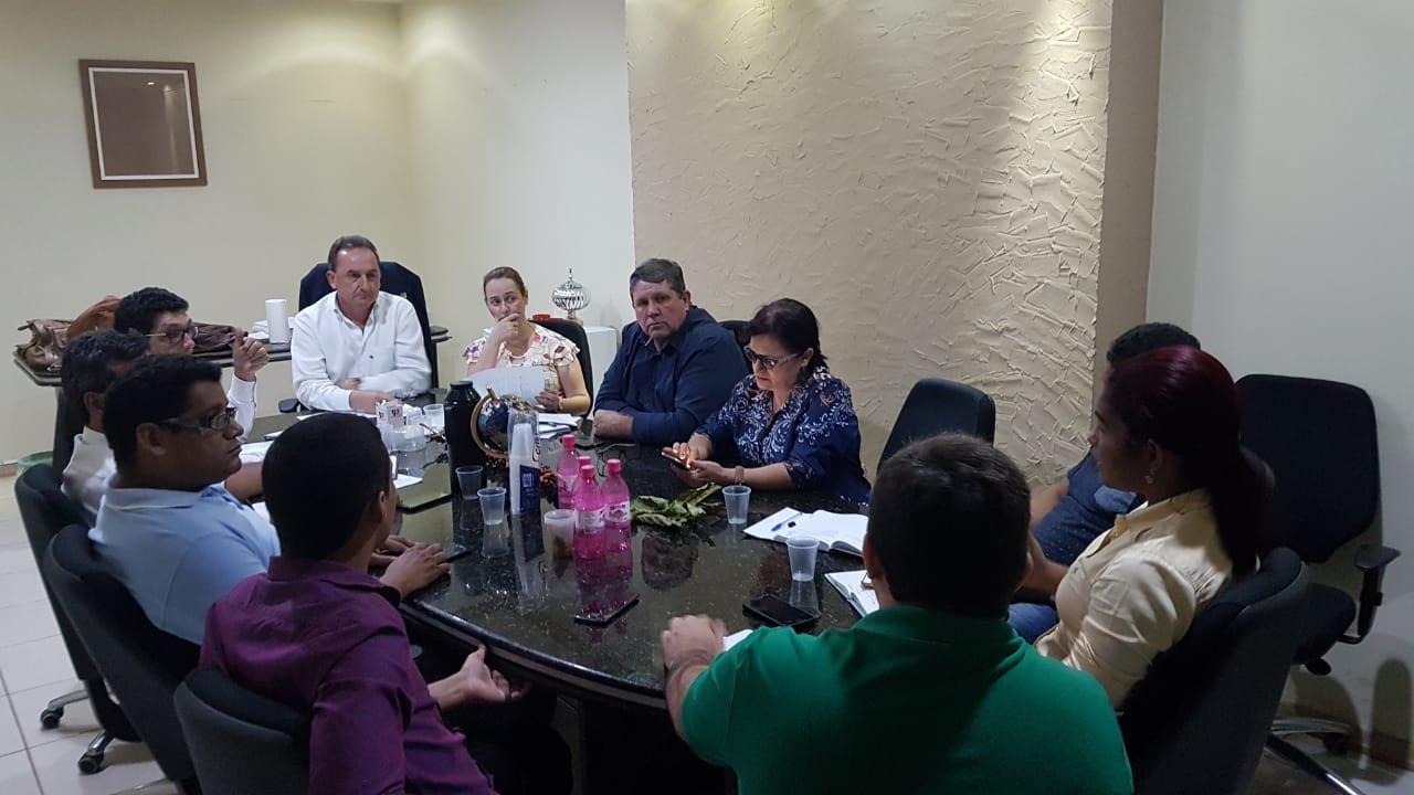 Busca por melhorias na saúde de Rolim de Moura e Zona da Mata é debatida entre prefeitos e secretários da região Busca por melhorias na saúde de Rolim de Moura e Zona da Mata é debatida entre prefeitos e secretários da região