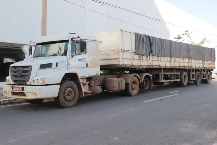 PF prende casal e apreende caminhão com 310 kg de cocaína PF prende casal e apreende caminhão com 310 kg de cocaína