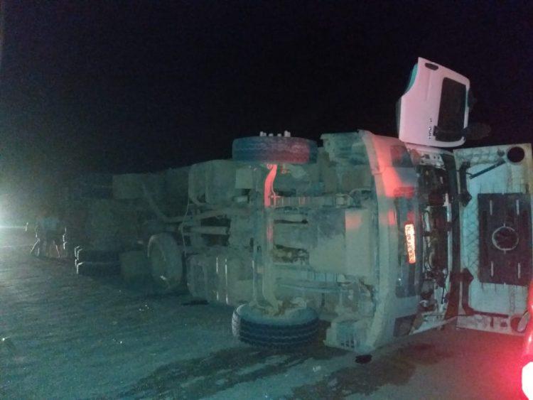 Motorista dorme e capota caminhão com 36 bois na RO-133 Motorista dorme e capota caminhão com 36 bois na RO-133