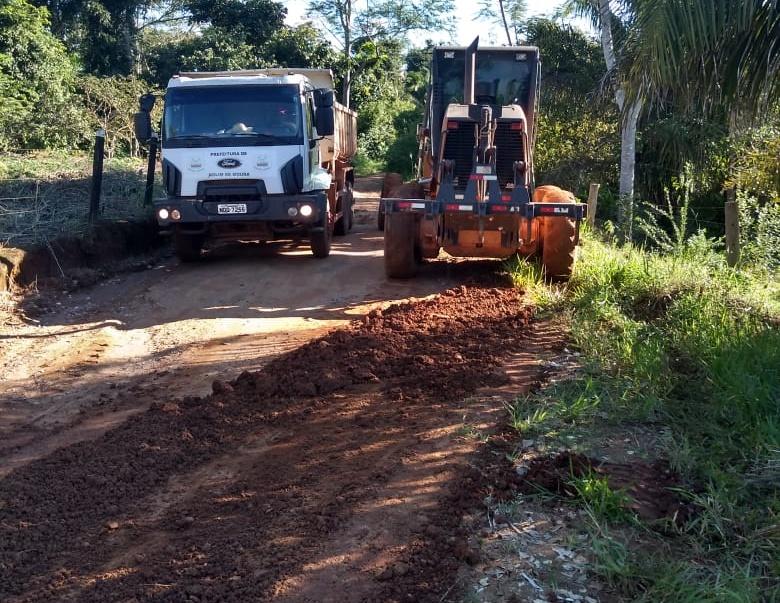 A pedido do Vereador Aldo Júlio, Secretaria de Obras recupera travessão na zona rural de Rolim de Moura A pedido do Vereador Aldo Júlio, Secretaria de Obras recupera travessão na zona rural de Rolim de Moura