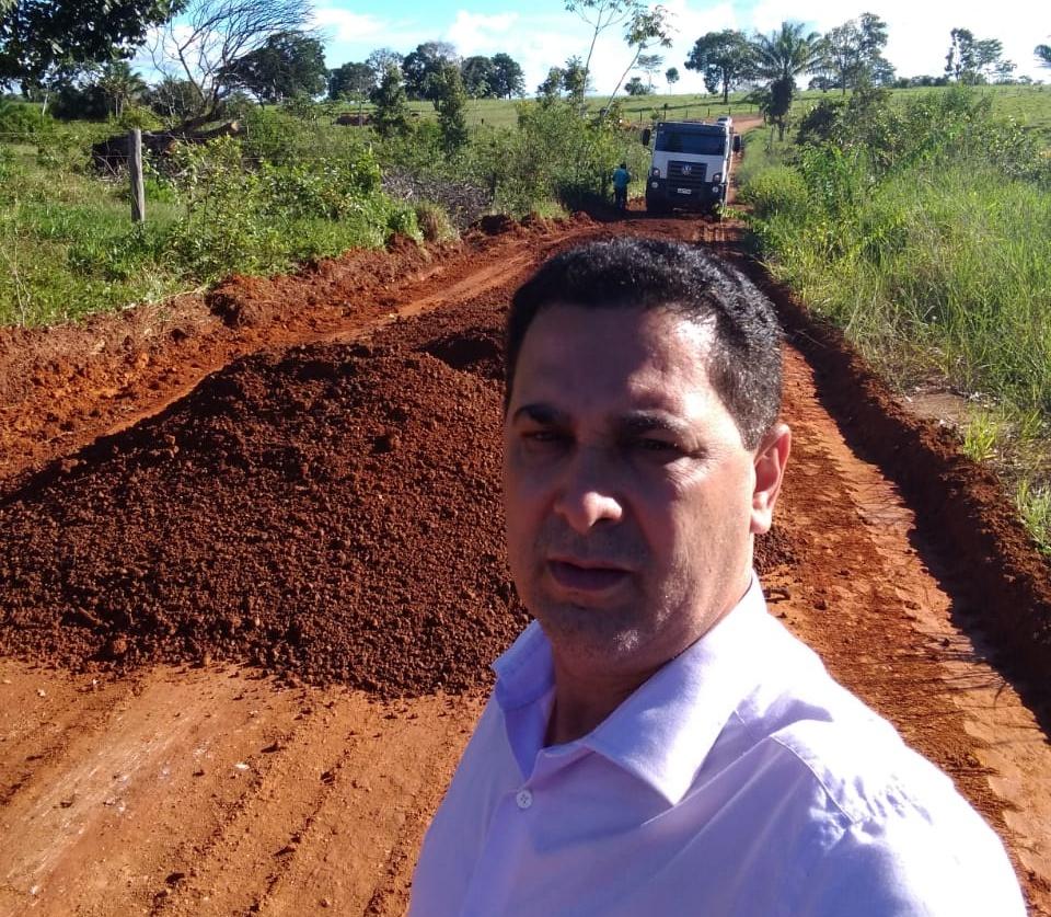 A pedido do Vereador Aldo Júlio, Secretaria de Obras recupera travessão na zona rural de Rolim de Moura A pedido do Vereador Aldo Júlio, Secretaria de Obras recupera travessão na zona rural de Rolim de Moura