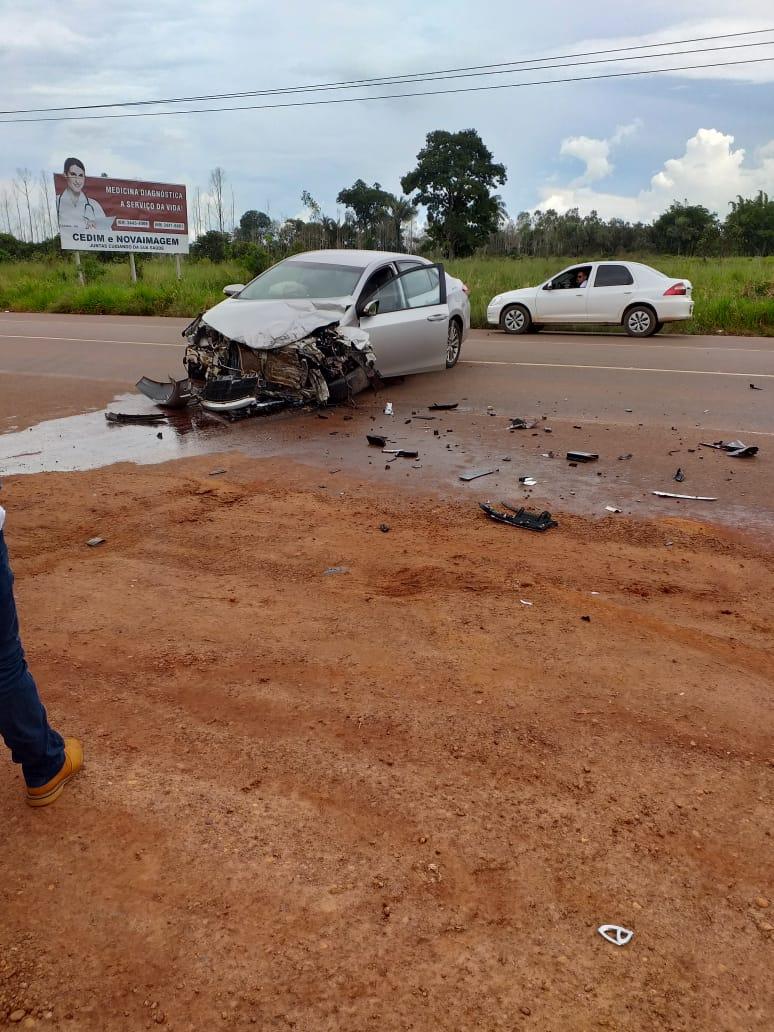 ROLIM DE MOURA: Vítima é socorrida ao hospital após colisão envolvendo três veículos na RO-10