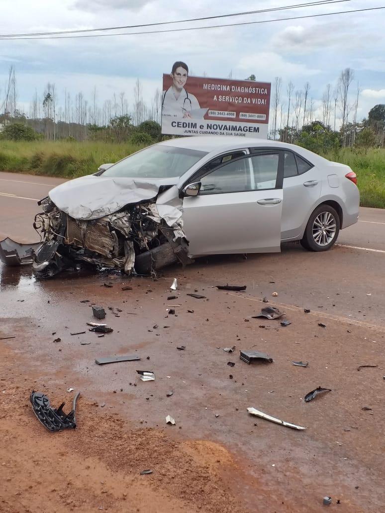 ROLIM DE MOURA: Vítima é socorrida ao hospital após colisão envolvendo três veículos na RO-10