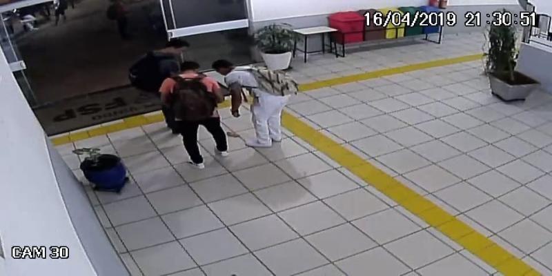 Acadêmicos de Rolim de Moura encontram quantia significativa em dinheiro e devolvem à dona Acadêmicos de Rolim de Moura encontram quantia significativa em dinheiro e devolvem à dona