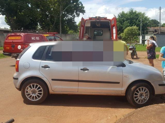 Carro e moto colidem e mulher acaba ferida em Rolim de Moura Carro e moto colidem e mulher acaba ferida em Rolim de Moura
