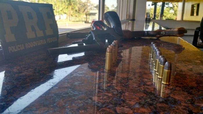 De Rolim de Moura, ex-presidiário é preso pela PRF com duas armas de fogo, em Jí-Paraná De Rolim de Moura, ex-presidiário é preso pela PRF com duas armas de fogo, em Jí-Paraná