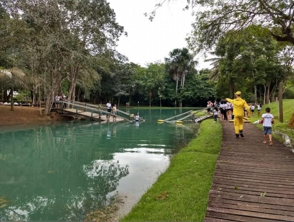 Universitários caem em lago após passarela desabar durante sessão fotográfica em RO Universitários caem em lago após passarela desabar durante sessão fotográfica em RO