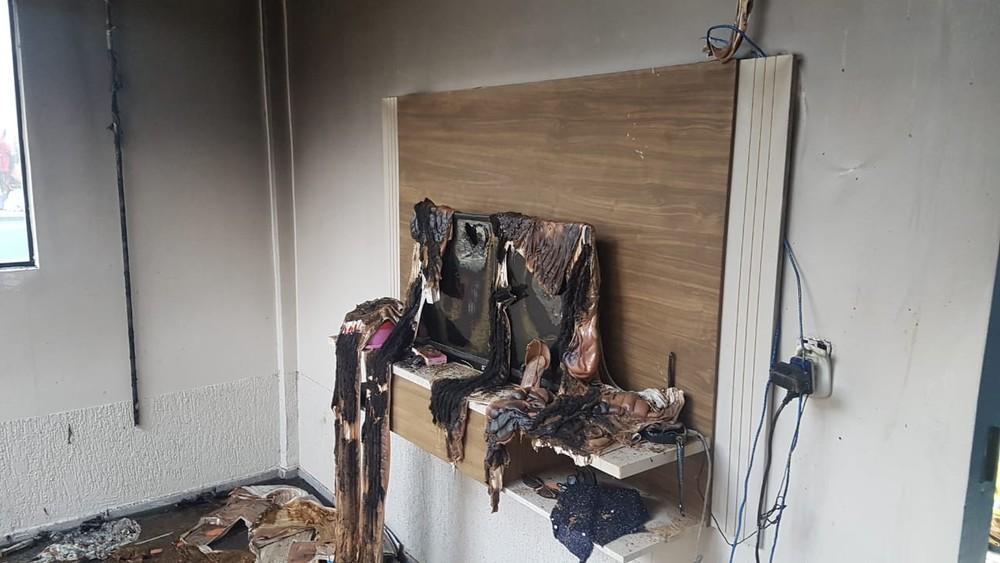 Decretado sigilo nos inquéritos que apuram morte de jovem que teve quarto incendiado em RO Decretado sigilo nos inquéritos que apuram morte de jovem que teve quarto incendiado em RO