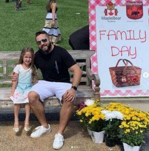 Pai viúvo se veste de ‘mãe’ para participar com filha de festa do Dia das Mães, em Goiânia