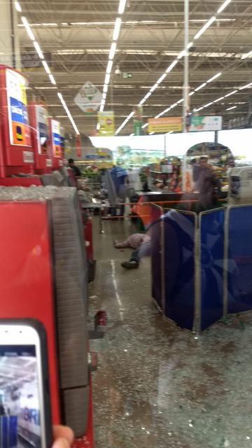 Tiroteio no Atacadão do Tijucal causa pânico e correria; 3 bandidos morreram Tiroteio no Atacadão do Tijucal causa pânico e correria; 3 bandidos morreram