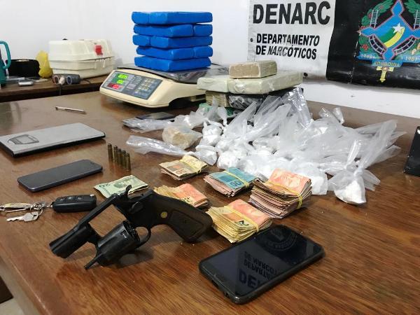 DENARC: Polícia Civil apreende quase 20 quilos de drogas e prende traficantes DENARC: Polícia Civil apreende quase 20 quilos de drogas e prende traficantes