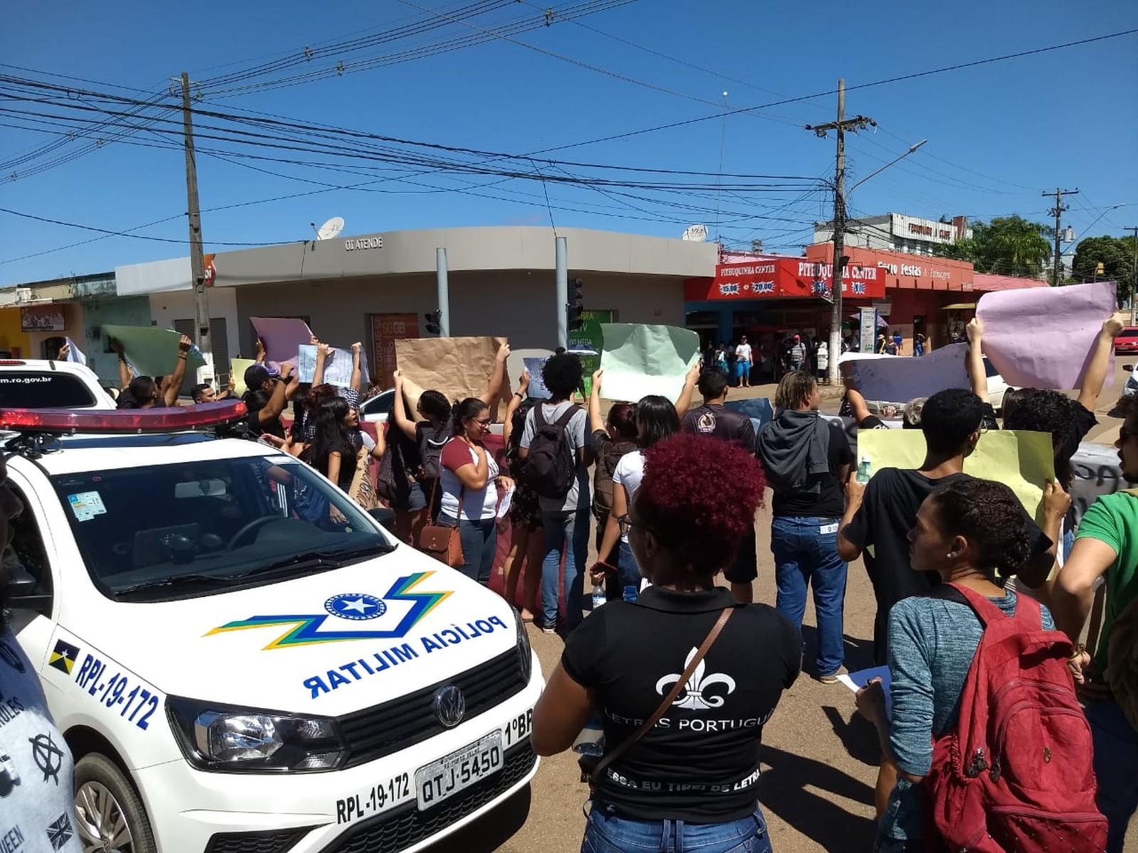 Estudantes e servidores protestam contra cortes na educação em Porto Velho Estudantes e servidores protestam contra cortes na educação em Porto Velho