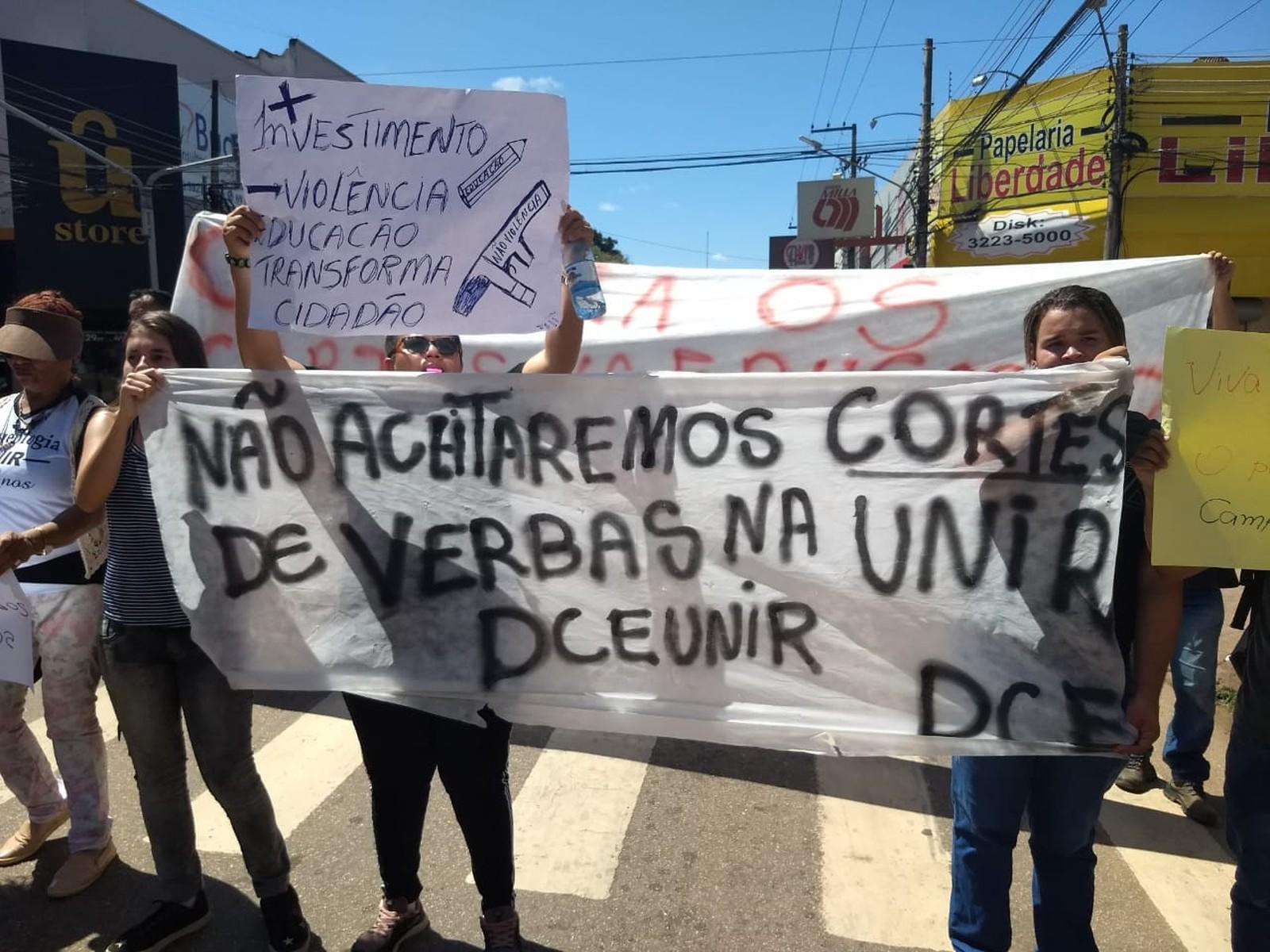 Estudantes e servidores protestam contra cortes na educação em Porto Velho Estudantes e servidores protestam contra cortes na educação em Porto Velho