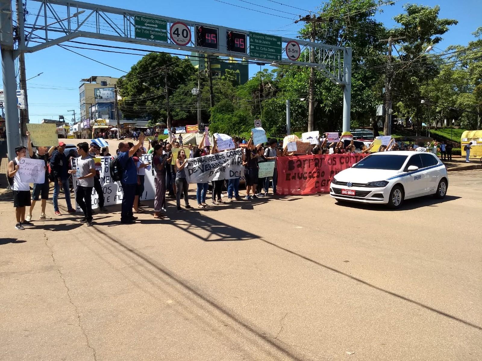 Estudantes e servidores protestam contra cortes na educação em Porto Velho Estudantes e servidores protestam contra cortes na educação em Porto Velho