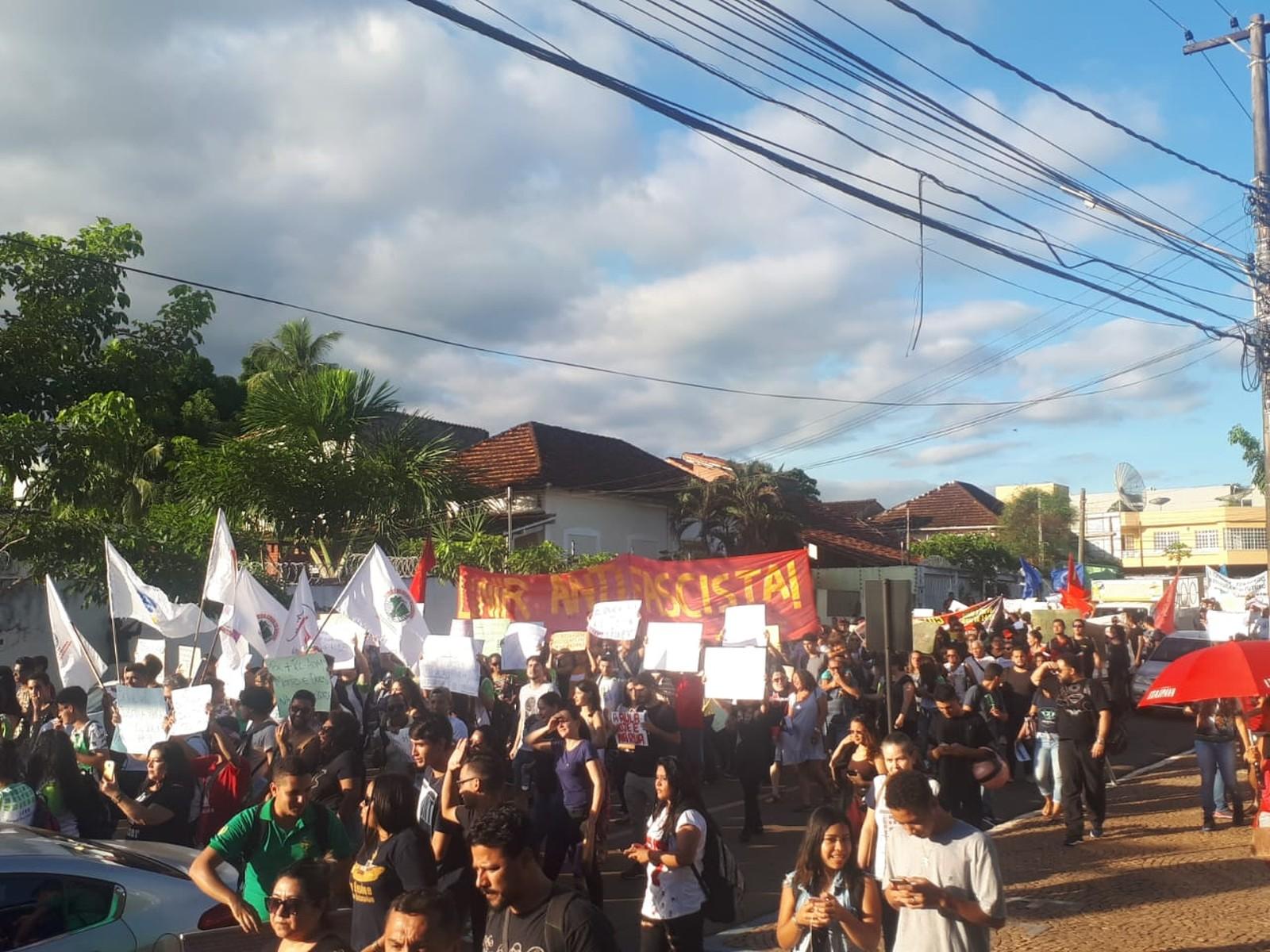 Estudantes e servidores protestam contra cortes na educação em Porto Velho Estudantes e servidores protestam contra cortes na educação em Porto Velho