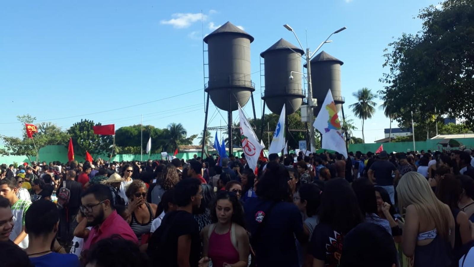 Estudantes e servidores protestam contra cortes na educação em Porto Velho Estudantes e servidores protestam contra cortes na educação em Porto Velho