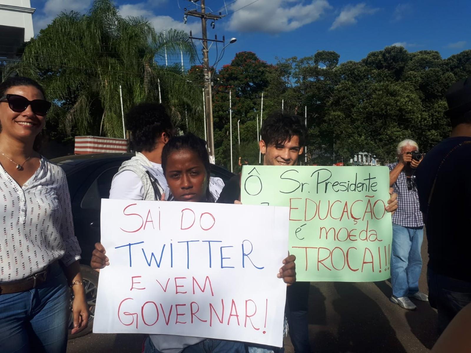 Estudantes e servidores protestam contra cortes na educação em Porto Velho Estudantes e servidores protestam contra cortes na educação em Porto Velho