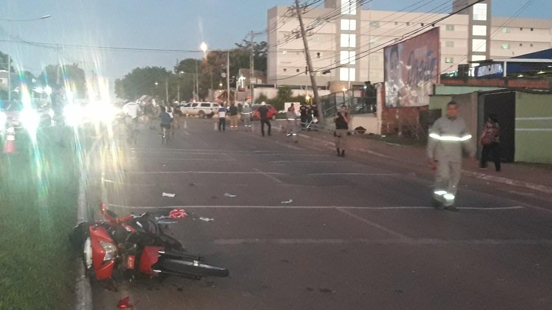 ACRE: Policial atropela casal e derruba poste; mulher teve perna dilacerada ACRE: Policial atropela casal e derruba poste; mulher teve perna dilacerada