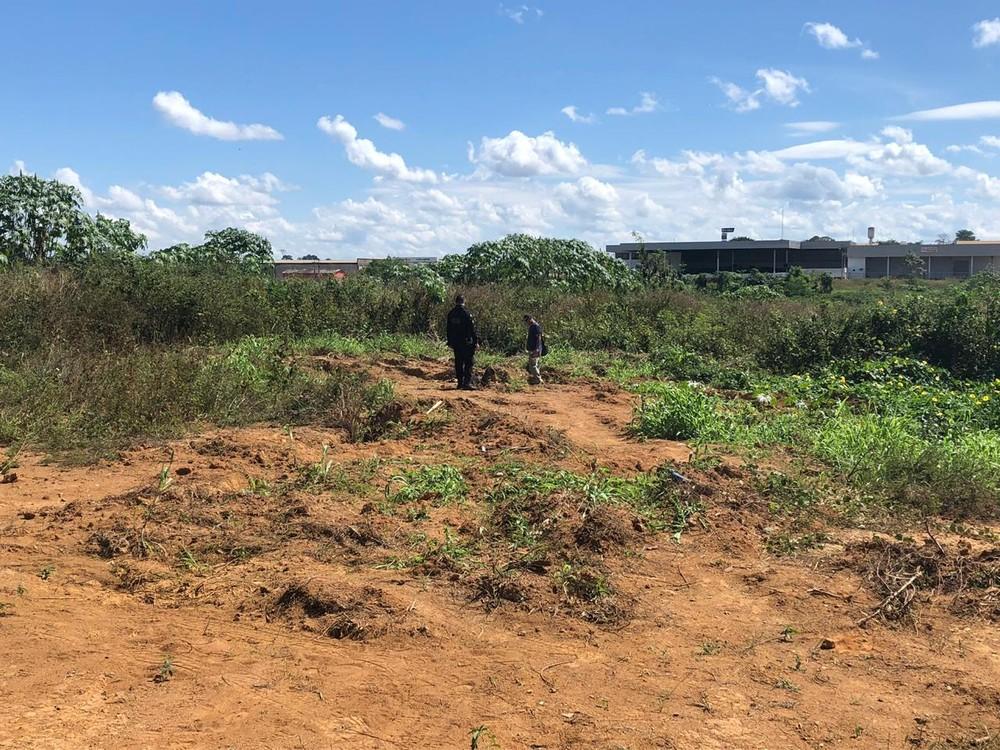 Corpo de morador de rua é encontrado em terreno baldio de Ariquemes, RO